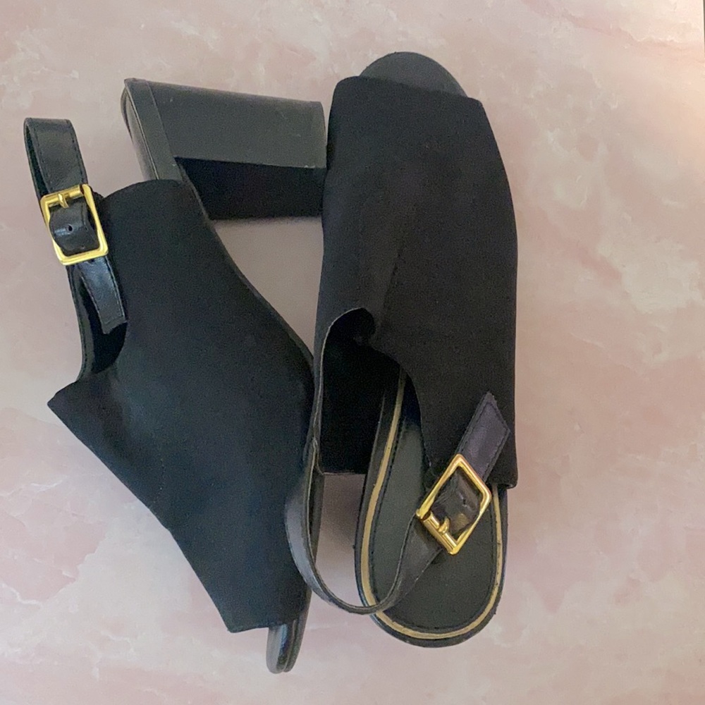 Open toe heeled shoes